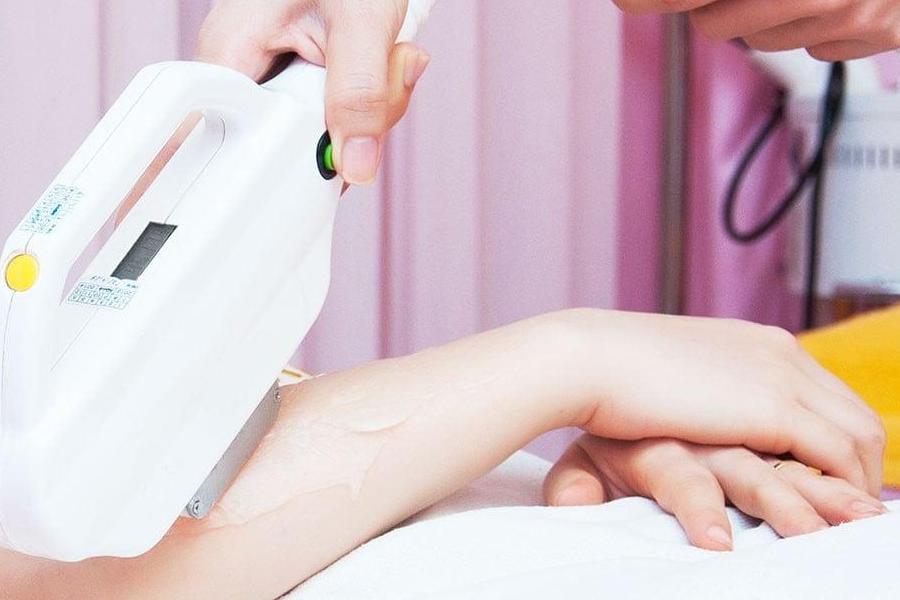 Mẹo giúp nàng ức chế mọc lông tiết kiệm, an toàn 2 Nhiều chị em hiện đại áp dụng công nghệ laser triệt lông