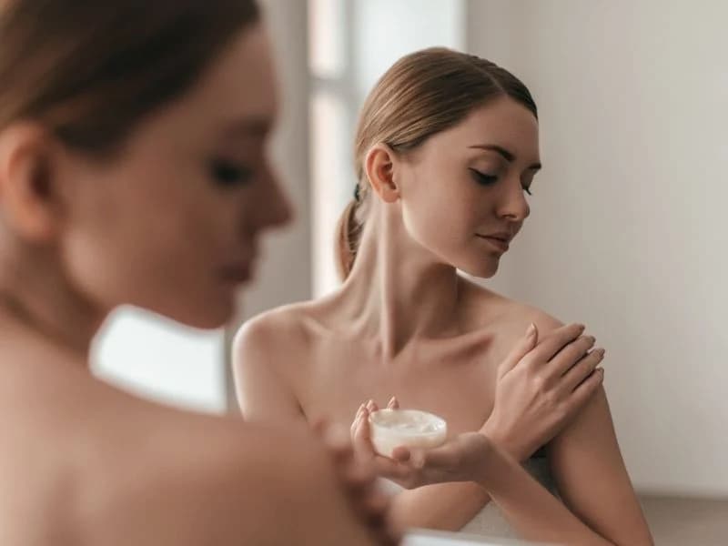Bạn nên bôi dưỡng thể khi nào? Liều lượng như nào? 2 Bạn nên bôi dưỡng thể sau khi tắm để đạt hiệu quả cao nhất