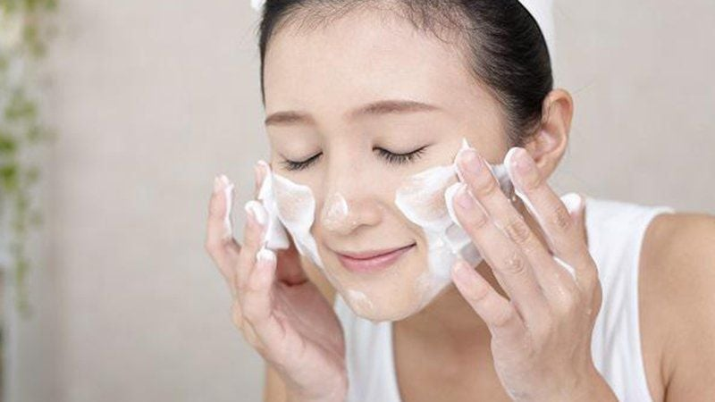 Cách chăm sóc da thường từ A-Z mang đến làn da rạng rỡ 2 Việc vệ sinh da mặt vào cuối mỗi ngày là cách chăm sóc da thường quan trọng