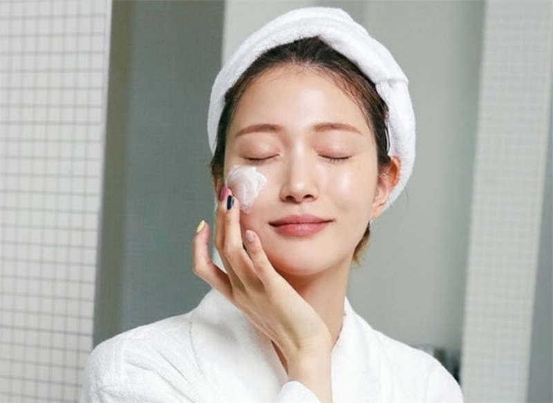 Ở nhà có cần thoa kem chống nắng là điều được nhiều nàng quan tâm