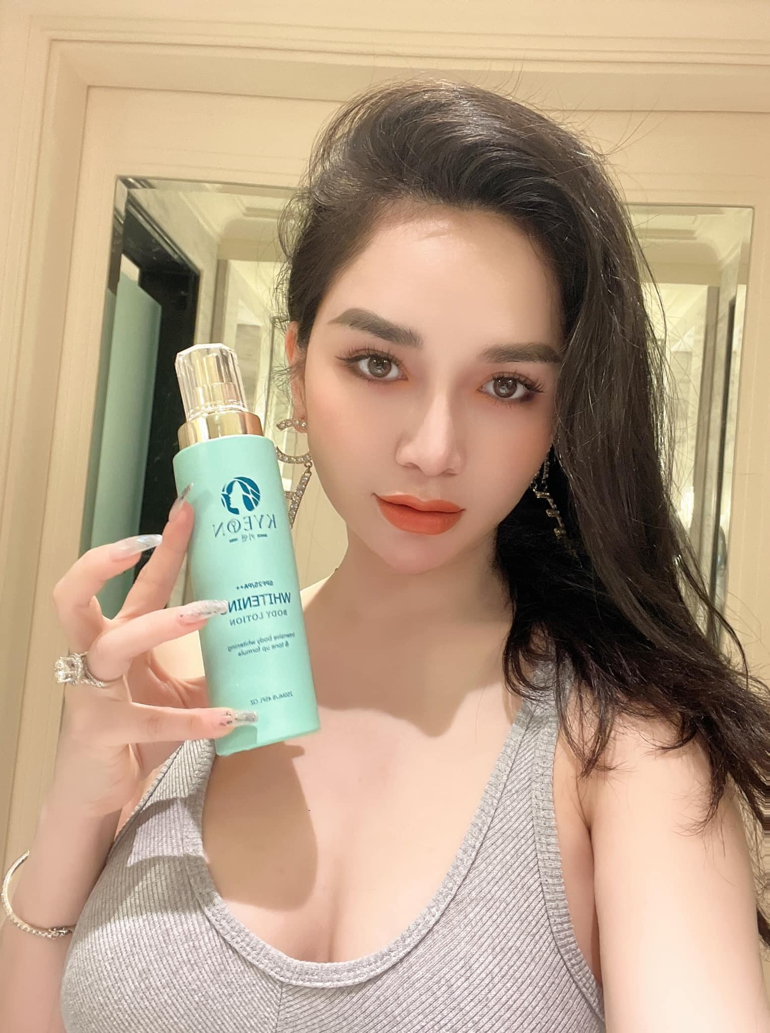 Bộ 3 sản phẩm KYEON – Bí quyết nuôi dưỡng làn da khỏe đẹp từ Á hậu Nguyễn Hoa Vy 1 Á hậu Nguyễn Hoa Vy cùng sản phẩm KYEON trong không gian làm đẹp tại TMV Hoa Vy.